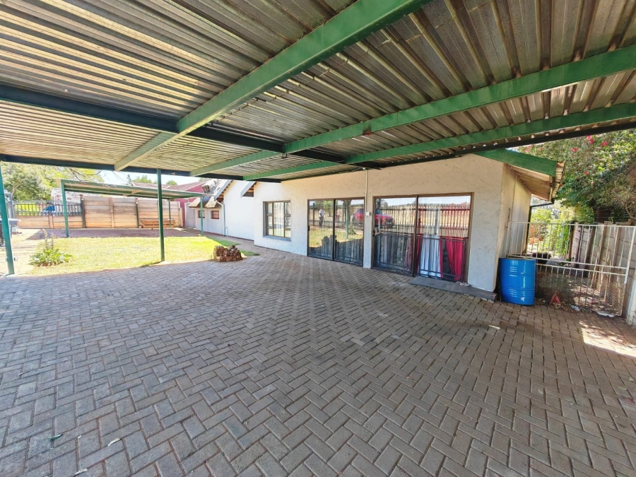 5 Bedroom Property for Sale in Pellissier Free State